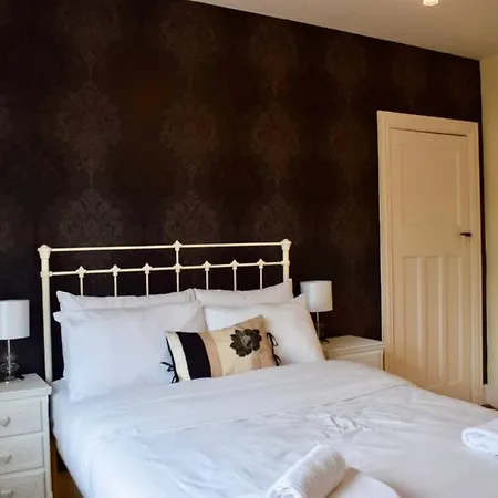 4 Bedroom House *